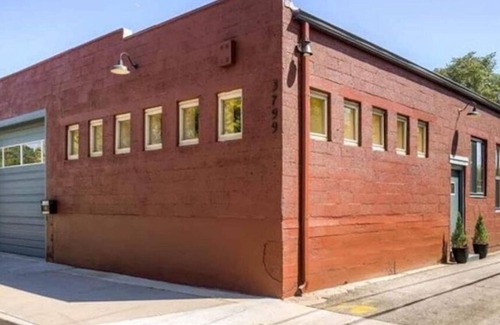 Cole House | The Denver Superloft! Industrial 2BD/2BA Sleeps 4!