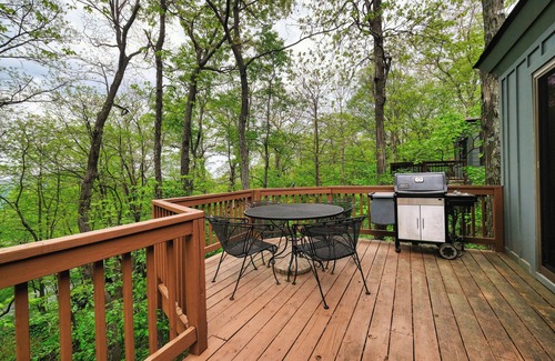 Pedlars Edge House | The Distinguished Squirrel Chalet walking distance