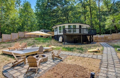 Southmont House | The Dodecagon Retreat on High Rock Lake