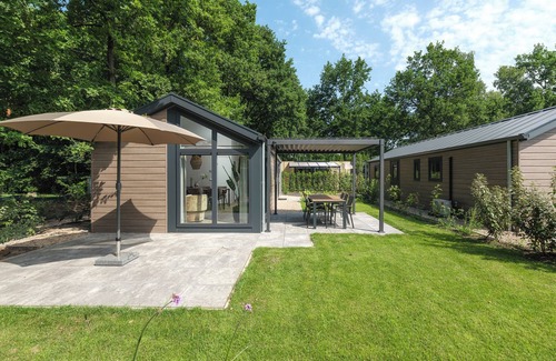 Lieren House | The Doornenburg Lodge offers a comfortable holiday home for 6 people with modern amenities and a private terrace in the Veluwe.