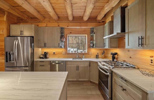 Marlboro House | The Dover Hideaway | Hot Tub & Close to Mt. Snow