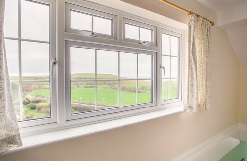 Bridport Cottage | THE DOVES, with a garden in Burton Bradstock