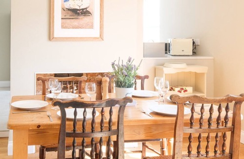 Leiston Cottage | The Dower Lodge - sleeps 5 guests in 3 bedrooms