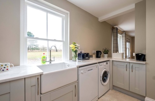 Leiston Cottage | The Dower Lodge - sleeps 5 guests in 3 bedrooms