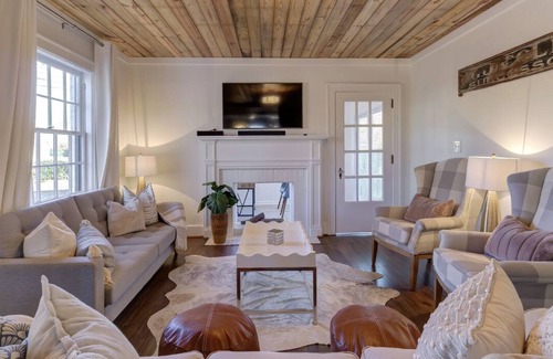 Apex House | The Downtown Charmer - Hot Tub - Walkable to downtown Apex sleeps 11 people