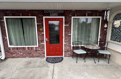 Demorest Apartment | The DOWNTOWN LOFT, on the square, across from Piedmont University, sleeps 4.