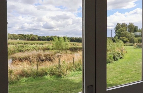 Mappleton Cottage | THE DRAGONFLY, romantic, with a garden in Hornsea