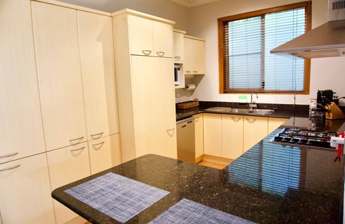 Coogee House | The Dream: Coogee 3 bedroom-AC-cortyard-200m Beach