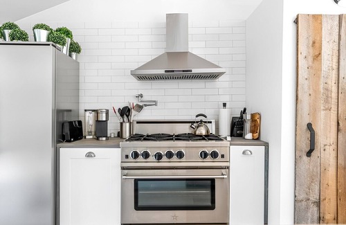 The Bluff Cottage | ✨ “The Dream” – Waterfront Cottage w/Hot Tub & Sunset Views - near Parlee Beach