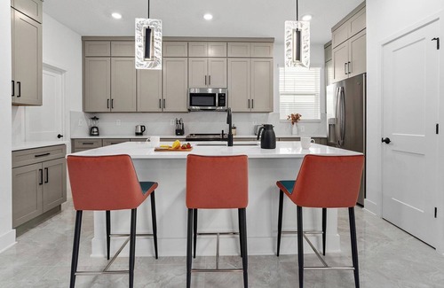 Florida Center House | The Dreamy | NEW dream villa w 2 theme BRs, pool - dream location near Universal