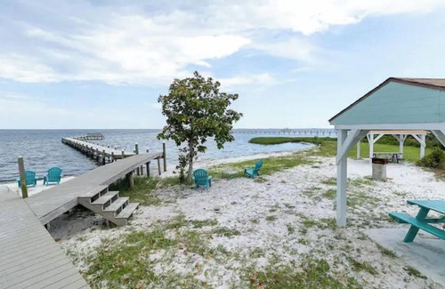 Gulf Breeze House | The Driftwood Retreat