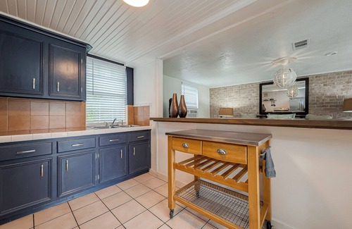 Garden Oaks Apartment | The Du—Charming 1 BR Bungalow in Garden Oaks