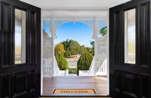 Murarrie House | The Duchess - Luxury Brisbane Holiday Home. Family & Pet friendly with Pool