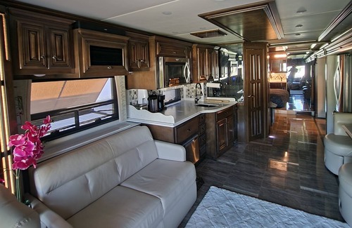 Margate House | The duo of a prestigious holiday home and the comfort of a luxurious Motor Coach