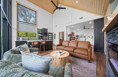 Hot Springs Cabin | The Eagle Treehouse, Hot Tub, Mountaintop, Near downtown