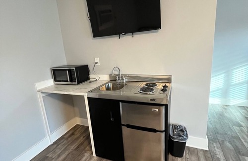 Parker House | The East Bay Inn Room 1 - Cozy hotel in brilliant Panama City with AC, WiFi