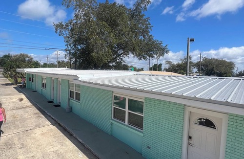 Parker Hotel | The East Bay Inn Room 3 - Cozy hotel in brilliant Panama City with AC, WiFi