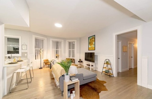East Rock Apartment | The East Rock 4BR Parking Washer & Dryer Walk to Yale