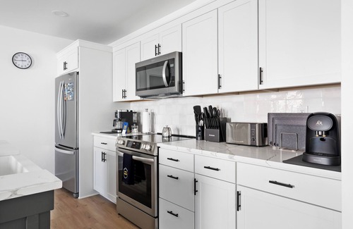 North Charleston House | The Edge Modern at Park Circle | Private Hot Tub!