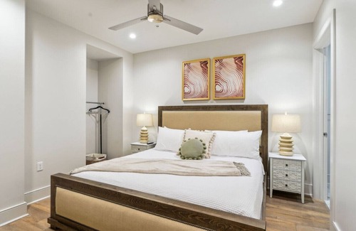 Central Business District Hotel | The Eleanor: 4BD/4B, 3 kings, 2 queens, sofabed
