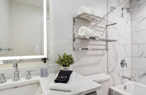 Central Business District Hotel | The Eleanor: 4BD/4B, 3 kings, 2 queens, sofabed