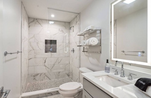 Central Business District Hotel | The Eleanor: 4BD/4B, 3 kings, 2 queens, sofabed