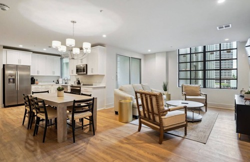 Central Business District Hotel | The Eleanor: 5BD w/2 balconies