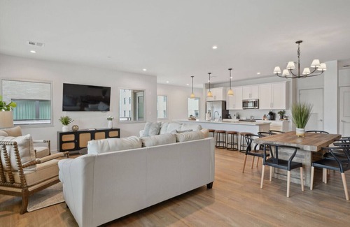 Central Business District Hotel | The Eleanor: Poolside PH1