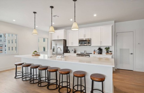 Central Business District Hotel | The Eleanor: Poolside PH1