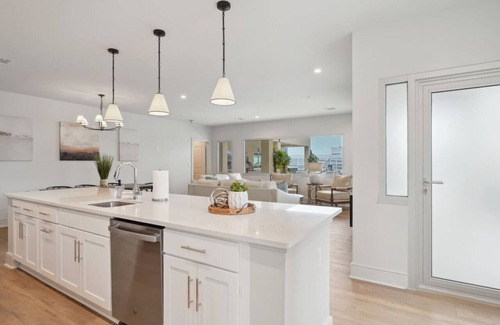 Central Business District Hotel | The Eleanor: Poolside PH1