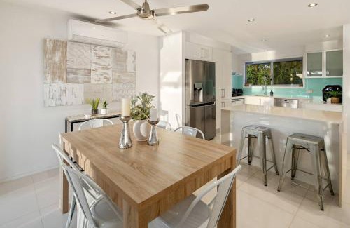 Broadbeach Waters House | The Elouera - Riverfront Haven near Surfers Paradise