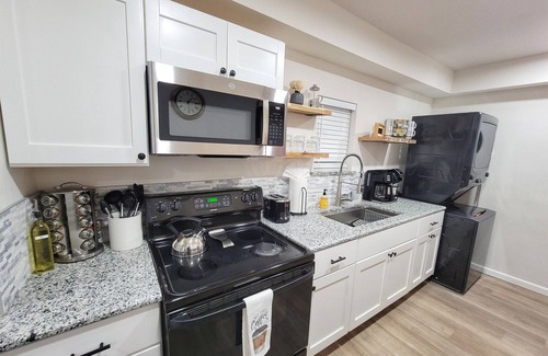 Norman House | The Elwood- 2 Miles to OU on Main St with Hot Tub!