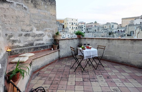 Sasso Barisano Apartment | The Embrace of the Stones