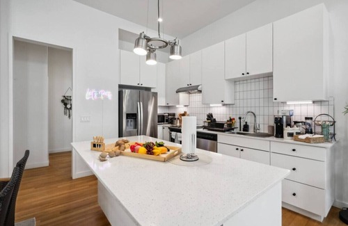 Fort Worth House | The Emerald:3BD In the Heart of Magnolia &Stylish!