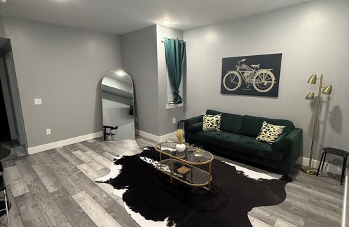 Mantua Apartment | The Emerald Room-3BD-3BTH-Patio