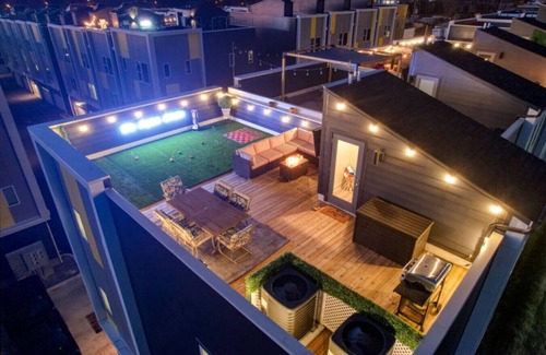 Talbot's Corner Villa | The English Garden near Downtown & Broadway 12Beds