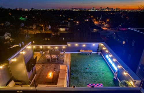 Talbot's Corner Villa | The English Garden near Downtown & Broadway 12Beds