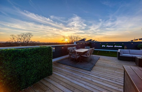 Talbot's Corner Villa | The English Garden near Downtown & Broadway 12Beds