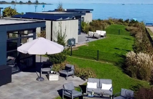 Enkhuizen House | The Enkhuizer Strand Chalet WolkeSieben with fence, House No.