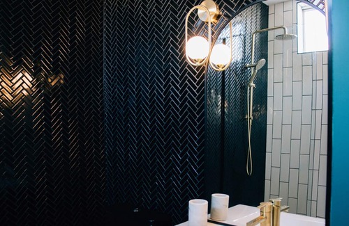 Leeton Apartment | The Enterprise Suite