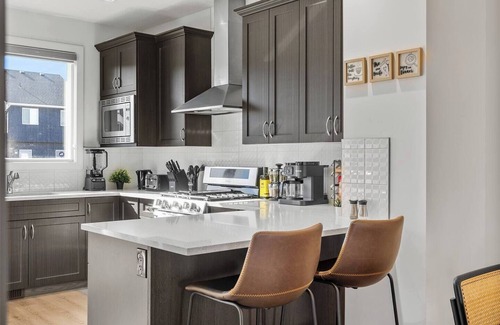 Calgary House | “The Escape” - Near Airport | King Bed | Garage