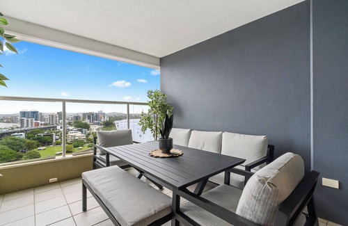 Brisbane Central Business District Apartment | The Executive! 1Bed, 1Bath, 1Car, VIEWS ~ CBD