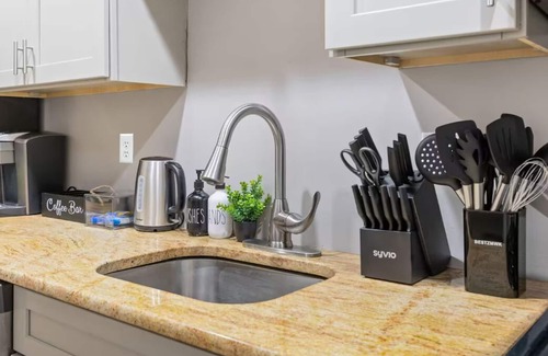 West Philadelphia Apartment | The Executive - Philly Zoo - King Suite - Parking