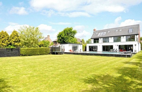 Wootton House | The Executive Villa (family -sized , luxurious 5-bedroom mansion)