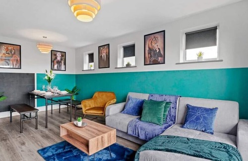 Warwick House | The Exquisite Warwick Abode - Balcony - Garden