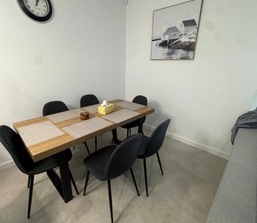 Netley House | The Family Escape- 10 min to Airport and Beach