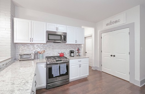 Highland Park House | The Farmahouse - Family Friendly Downtown Cottage