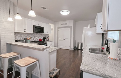 Highland Park House | The Farmahouse - Family Friendly Downtown Cottage