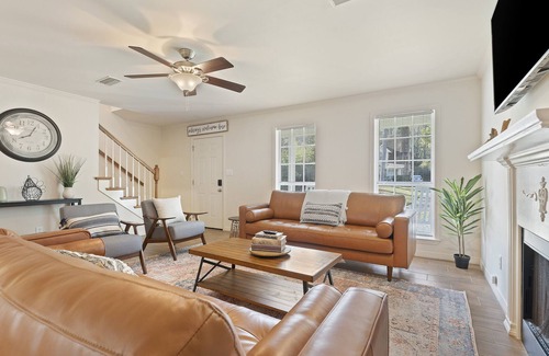 Daphne House | The FarmCharm King-Suite w/ Pool, Golf Course, I-10 Near Mobile, Beaches, & OWA!