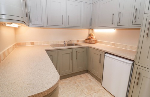 Tunstall House | THE FARMHOUSE, pet friendly, with hot tub in Biddulph